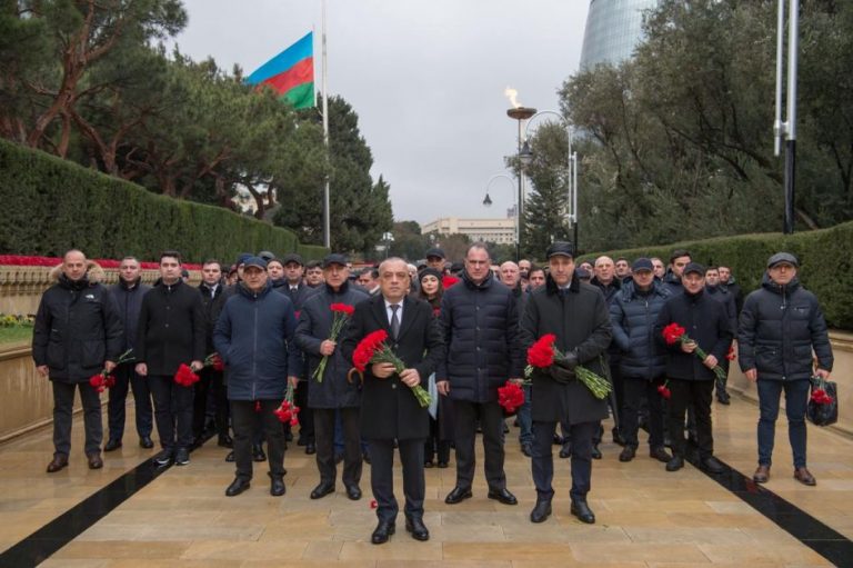 adsea-nin-kollektivi-səhidlər-xiyabanini-ziyarət-edib