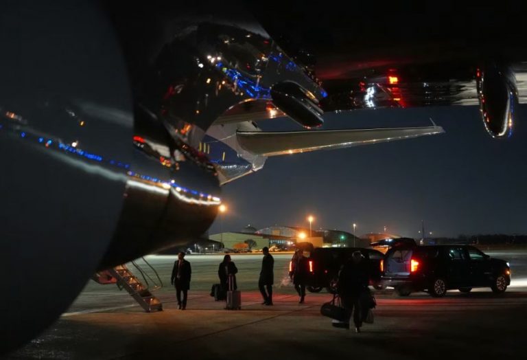 trampin-oldugu-təyyarə-elektrik-probleminə-gorə-geri-donmək-məcburiyyətində-qalib  