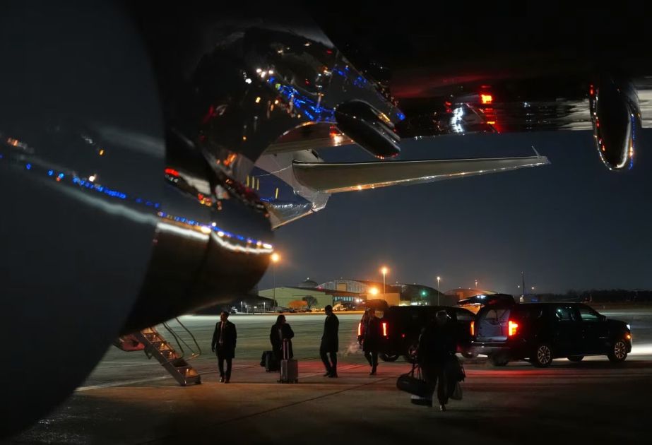 trampin-oldugu-təyyarə-elektrik-probleminə-gorə-geri-donmək-məcburiyyətində-qalib  