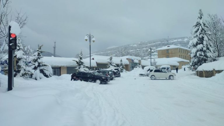 lerikdə-əlverissiz-hava-50-yə-yaxin-kəndi-isiqsiz-qoyub  