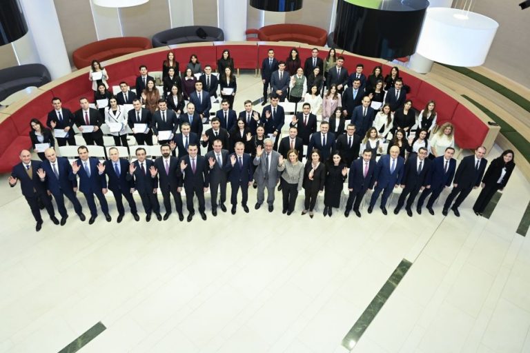 ada-universitetində-“xarici-siyasət-proqrami”ni-ugurla-basa-vuran-diplomatlara-sertifikatlar-verilib  