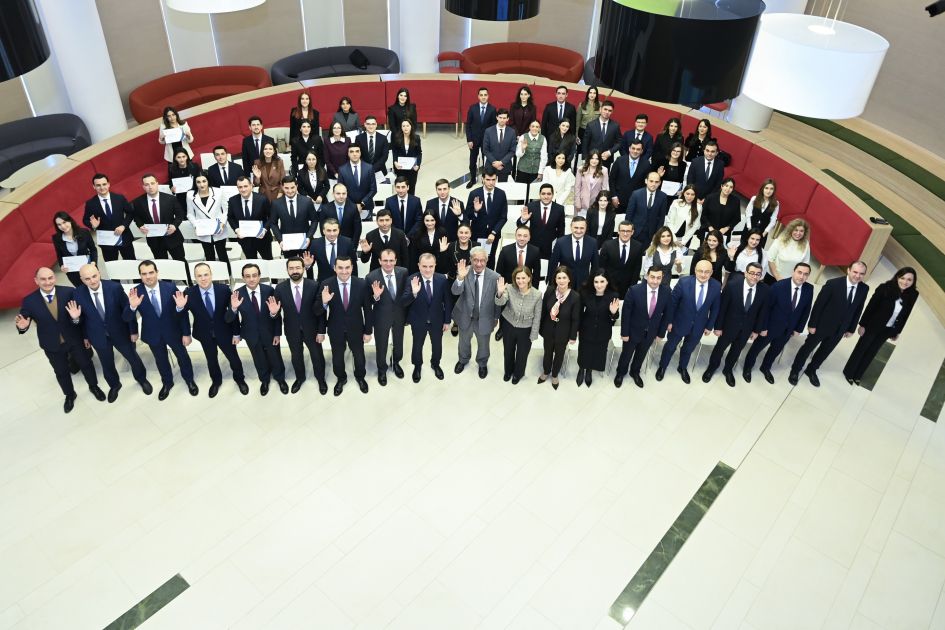 ada-universitetində-“xarici-siyasət-proqrami”ni-ugurla-basa-vuran-diplomatlara-sertifikatlar-verilib  