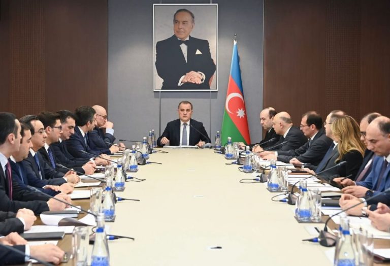 xarici-islər-nazirliyində-genistərkibli-kollegiya-iclasi-kecirilib  