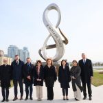 fransina-armenqol-sosias-bakida-zəfər-abidəsini-və-zəfər-muzeyini-ziyarət-edib-yenilenib