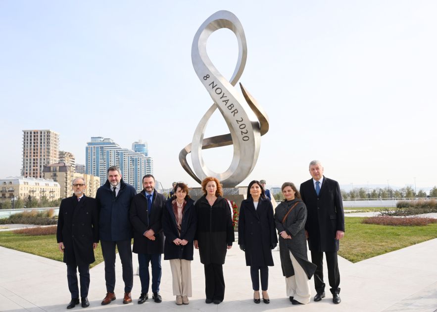 fransina-armenqol-sosias-bakida-zəfər-abidəsini-və-zəfər-muzeyini-ziyarət-edib-yenilenib