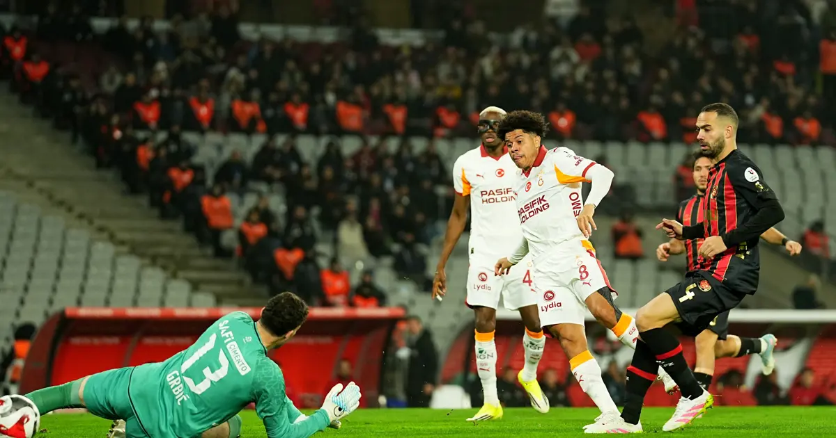 qabriel-sara-“qalatasaray”in-liqa-tarixində-ən-surətli-4-cu-qolunu-vurub