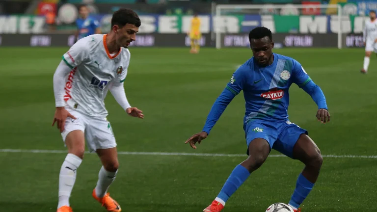 rizedə-qirmizi-kartlar-danisdi:-qarsiliqli-qollarla-matc-sona-catdi