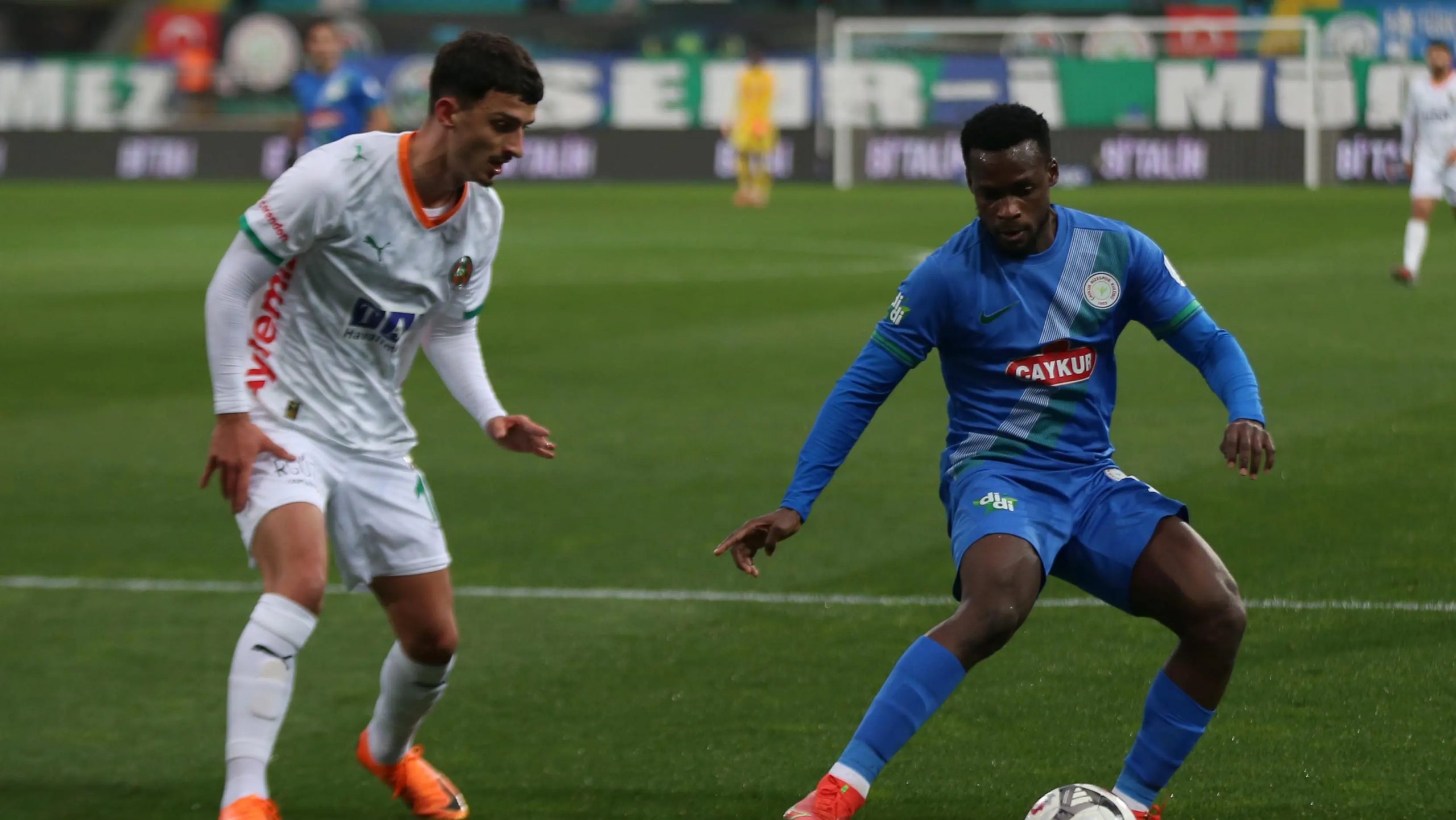 rizedə-qirmizi-kartlar-danisdi:-qarsiliqli-qollarla-matc-sona-catdi