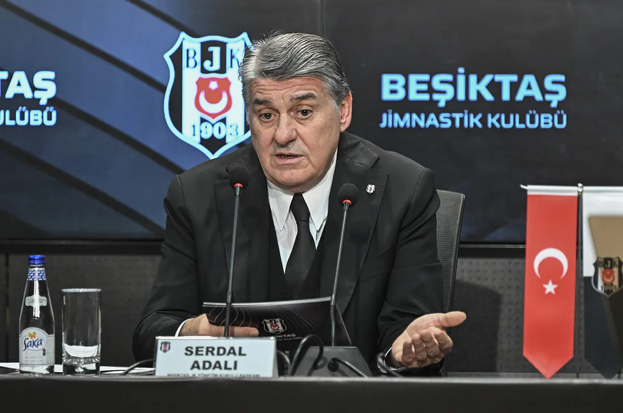 besiktas-prezidenti-serdal-adali-susqunlugunu-pozur:-kameralar-qarsisina-kecəcək