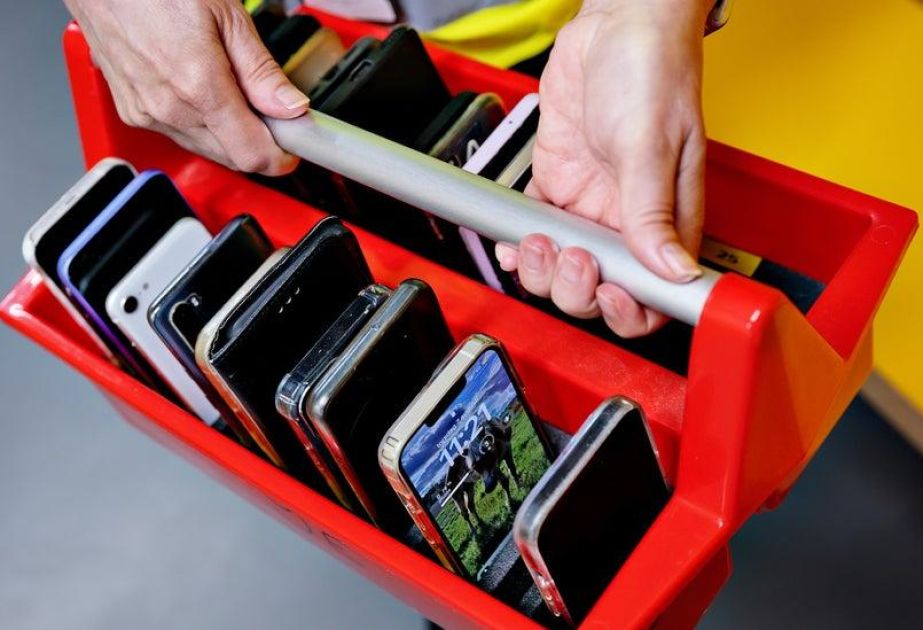 isvec-məktəblərində-mobil-telefonlara-qadaga-tətbiq-olunacaq  